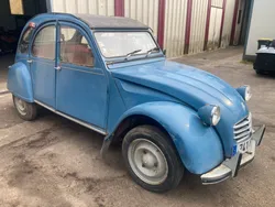 Citroën 2cv4 dans sont jus