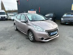 Peugeot 208 1.4 HDI 68 active berline rose clair 4cv 68ch