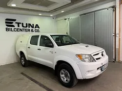 Toyota Hilux DOUBLE CABINE 2.5 4X4 120 CH BVM - 1ERE MAIN ATTELAGE FIXE 123400 KM