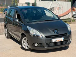 Peugeot 5008 FINITION Active 1.6 e-Hdi 115 ch GPS 7 Places / TOIT PANORAMIQUE / RADAR DE STATIONNEMENT AVANT & ARR / JANTES ALU / AFFICHAGE TETE HAUTE / ETC…