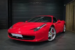 Ferrari 458 Italia / 4.5L V8 – 2010 / ROSSO CORSA / ÉCUSSONS SCUDERIA / SIÈGES RACING CARBONE / EX AUDIGIER