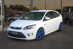 FORD FOCUS ST MK2 2.5 225 cv PHASE 2 3 PORTES - 100% ORIGINE - SIEGES CHAUFFANTS - CARNET COMPLET
