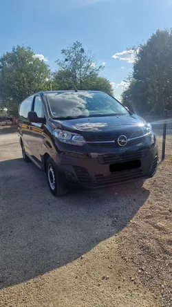 Vivaro noir avec attache-remorque