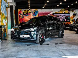 Alfa ROMEO Stelvio 2.9 V6 510 CH Q4 QUADRIFOGLIO ACC PACK BLACK CARBONE TOIT PANO CAMERA JA MOPAR 20″ HARMAN KARDON — PAS DE MALUS