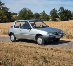 Rare Peugeot 205 Junior 1 er main 66500 kms carnet d entretien 7990 E
