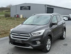 FORD Kuga 1.5 TDCI 120ch / Finition: Titanium / Attelage remorque / Radars aide au stationnement / 4 vitres électriques / GPS / Jantes Alu 17" / Garantie 3 mois