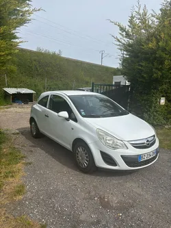 Opel Corsa blanche – CT OK – 2600