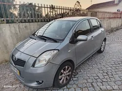 Toyota Yaris 1.0 i   Com Ac  150 000 Kms    ( Viatura  Nacional )