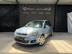FORD FIESTA 1.4 TDCI 68cv GHIA Phase 2 / Aucuns frais à prévoir / Carnet entretien