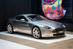Aston Martin V8 Vantage 4.3 380cv | Boîte manuelle | Tungsten Silver | Jantes 19’’ | Sièges chauffants | À partir de 770/mois