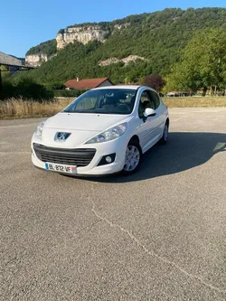 Peugeot 207 1.4 75CH bon état général Embrayage + courroie de Distribution neuf CT OK