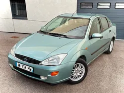 Ford Focus essence faible kilométrage CT OK et garantie ttes options