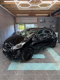 PEUGEOT 208 GT LINE – PREMIÈRE MAIN – DISTRIBUTION A JOUR - ENTRETIEN COMPLET PEUGEOT Noir | Essence | Boîte manuelle | 140 000 km | 5 places | 5 portes