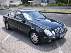 Mercedes-Benz E 220 SEDAN