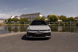 VOLKSWAGEN GOLF 8.5 R-LINE 1.5 eTSI 150 DSG – GRIS LUNAIRE – 9 999 KM - FR - GARANTIE VW 06/28