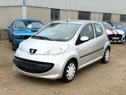 Peugeot 107 1.0i 68cv BOÎTE AUTO / CLIM / 5 PORTES