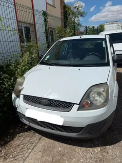 Ford fiesta deux places , 240000 kms du 13/12/2007