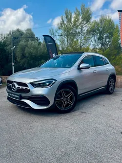 Mercedes GLA 200 163ch AMG-Line 9G-Tronic PREMIÈRE MAIN (CAMÉRA 360/RADARS 360/TOIT PANO/COFFRE ELEC/SIÈGES FULL CUIR + ÉLECTRIQUES + CHAUFFANTS/ATTELAGE ÉLECTRIQUE/AFFICHAGE TÊTE HAUTE/KEYLESS)