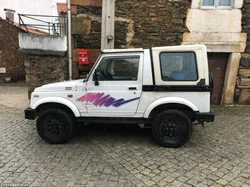 Suzuki SJ Samurai com capota