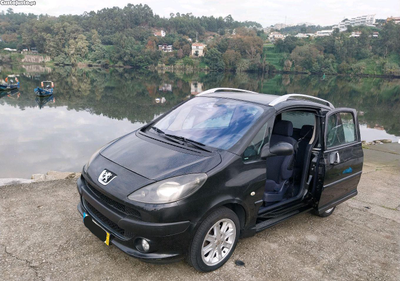 Peugeot 1007 Nacional Diesel em bom estado