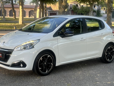 Peugeot 208 1.6 HDI - 100CV