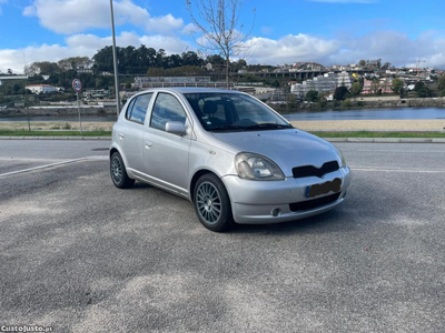 Toyota Yaris 1.0 VVT-i 5 Portas Jantes Especiais