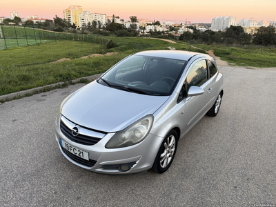 Opel Corsa 1.2 gasolina com cruise control e AC