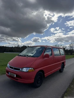 Toyota HiAce 2.4 D 9 lugares