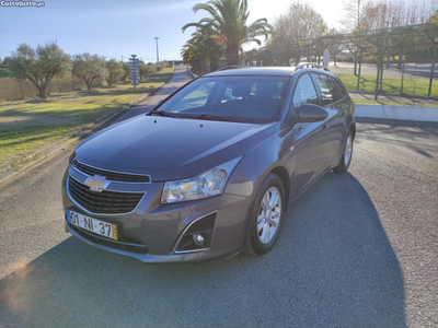 Chevrolet Cruze SW LT 1 dona e todas as revisões na marca.