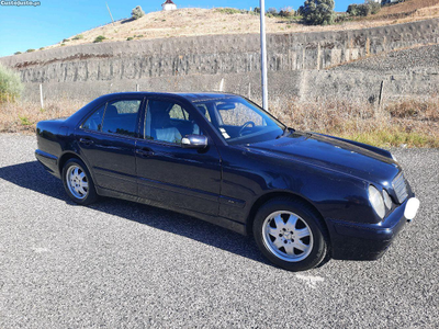 Mercedes-Benz E 200 Cdi Classic 2001 c/ Revisão