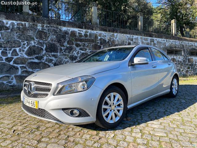 Mercedes-Benz A 180 Style como novo