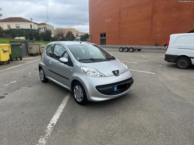 Peugeot 107 1.0 completamente novo