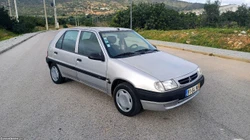 Citroën Saxo 1.1 gasolina 5 lugares