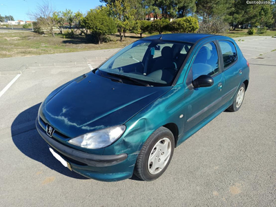 Peugeot 206 1.1 - Ano 2000 - 5 Portas