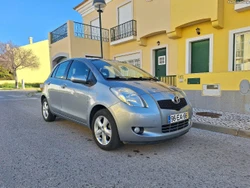 Toyota Yaris 1.0 vvt-i com livro de revisões