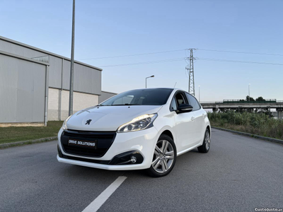 Peugeot 208 1.2 Style Facelift / GPS / Sensores