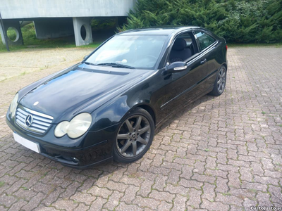 Mercedes-Benz C 220 Cupê Como NOVO