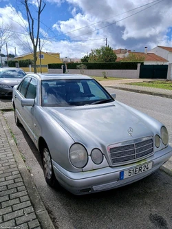 Mercedes-Benz E 220 ligeiro de passageiros