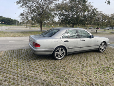 Mercedes-Benz E 220 220D