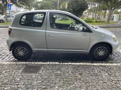 Toyota Yaris em muito bom estado