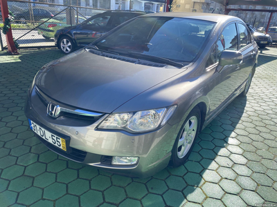 Honda Civic 4DR Hybrid.