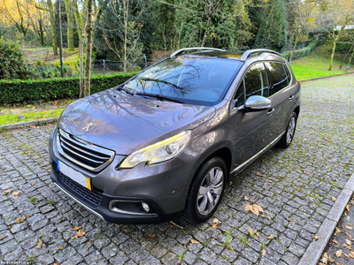 Peugeot 2008 1.2i allure