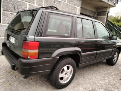 Jeep Cherokee 2.5 Laredo