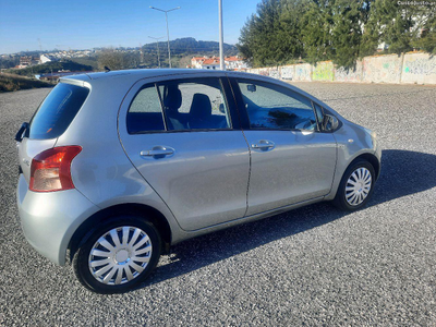 Toyota Yaris 1.4 D-4D 90cv Revisão Feita