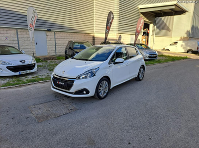 Peugeot 208 1.2 PureTech SIGNATURE