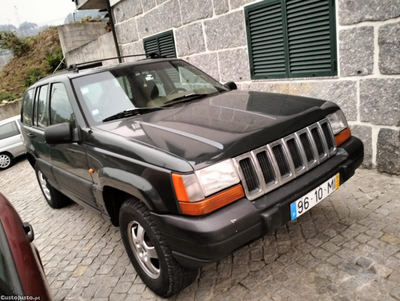 Jeep Cherokee 2.5 Laredo