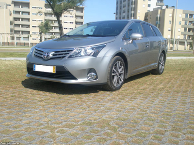 Toyota Avensis SW 2.0 D-4D Luxury + Navi 124 cv (nacional)