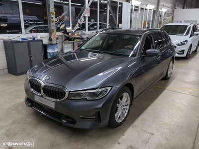 BMW 330 e Touring Auto