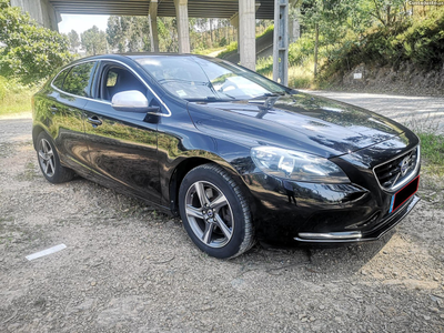 Volvo V40 2.0 D4 190CV R-DESIGN - GPS - VIDROS ESCUROS - CAIXA 6 VEL. - GARANTIA