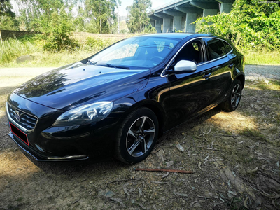 Volvo V40 2.0 D4 190CV R-DESIGN - GPS - VIDROS ESCUROS - CAIXA 6 VEL. -